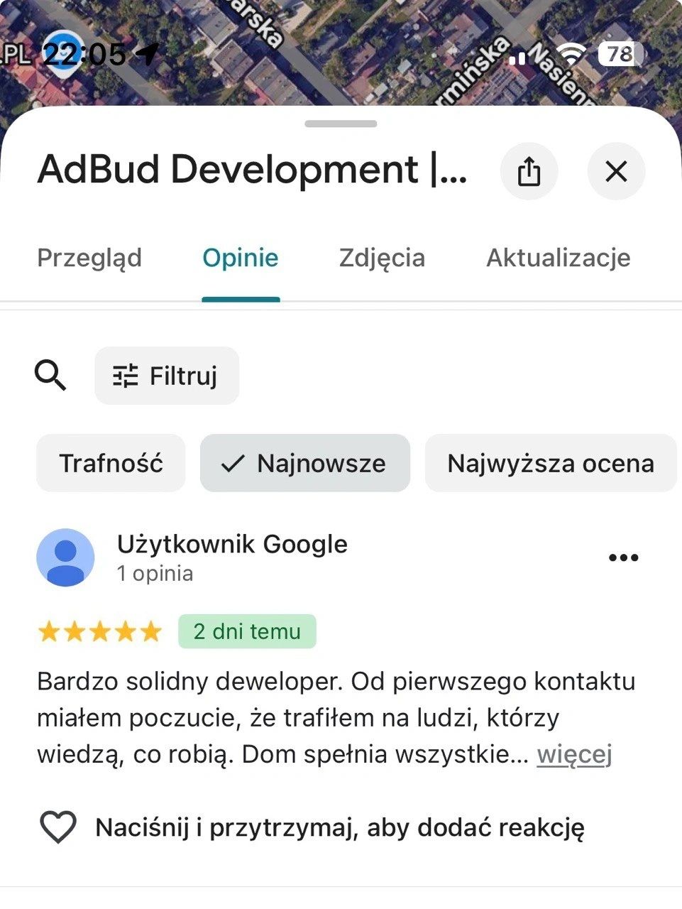 Tego typu podejrzane “anonimowe” opinie pojawiają się regularnie na profilu ADBUDu. Na szczęście algorytmy Google zazwyczaj radzą sobie z tak nieudolnymi “autorecenzjami”.