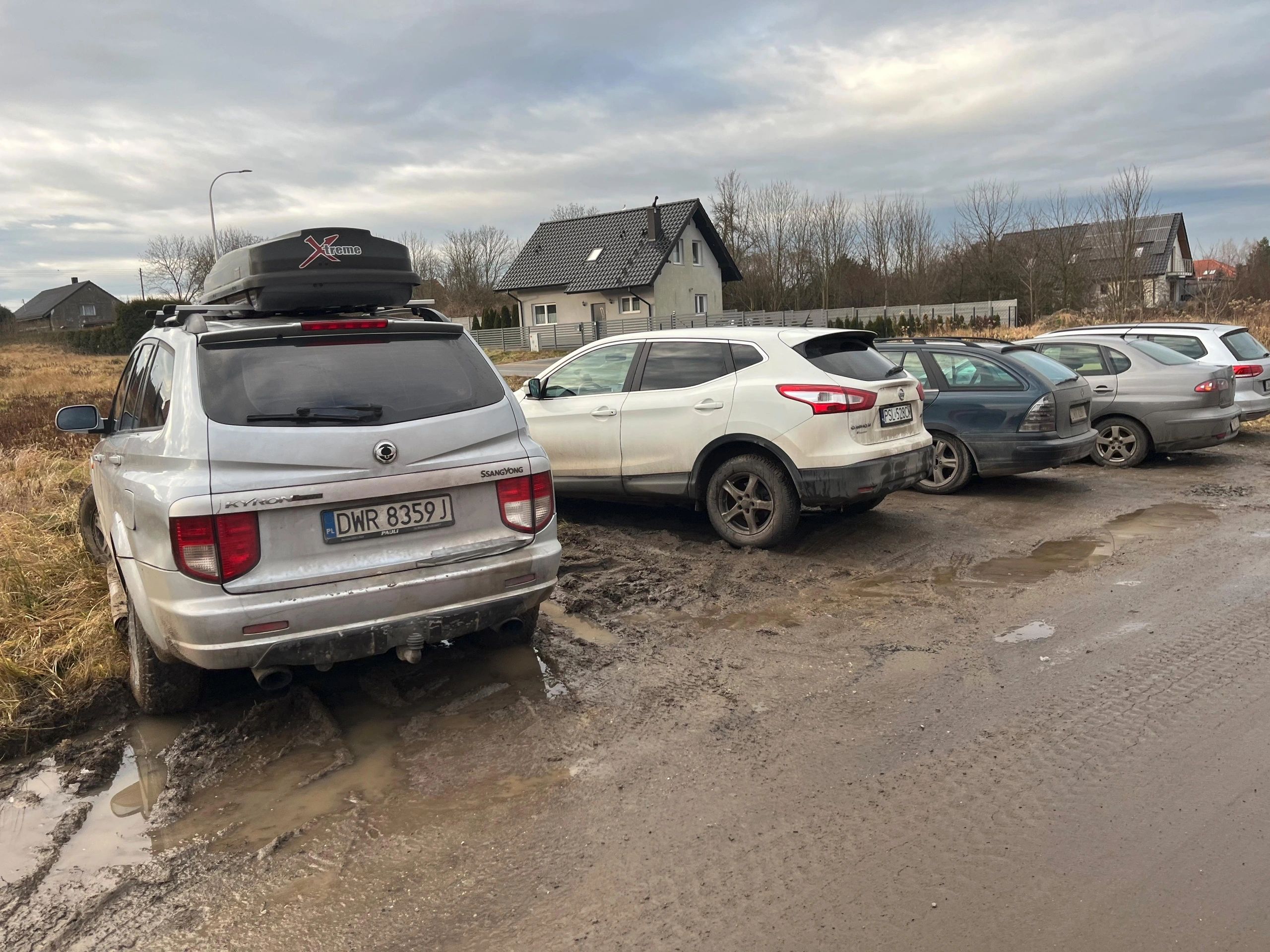 Dziki parking pracowników budowy - auta nie mieszczą się na “osiedlu”