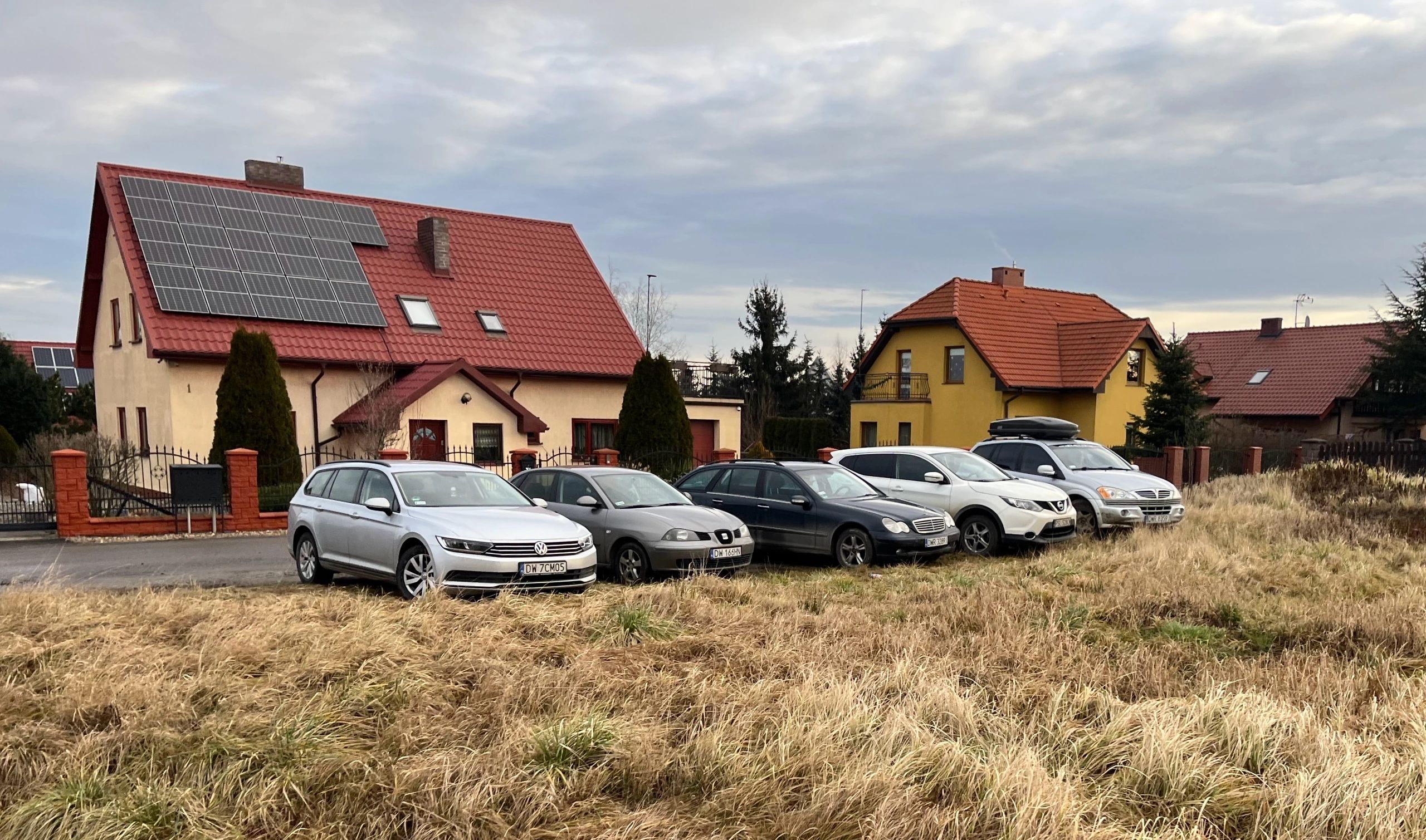 Dziki parking pracowników budowy - auta nie mieszczą się na ‘osiedlu’